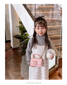 Détail du sac à bandoulière matelassé rose pour fille avec chaîne et fermoir souris