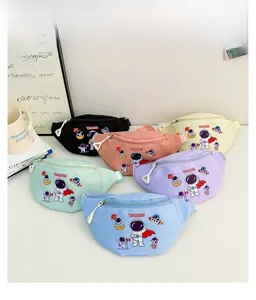 Detailansicht der Kinder-Bauchtaschen in Macaron-Farben mit Astronauten-Motiven