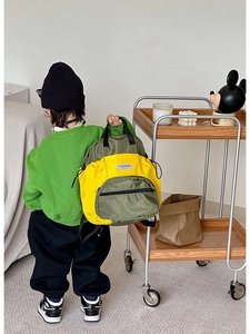 Détail du sac à dos enfant bicolore avec bretelles ergonomiques et étiquette tissée