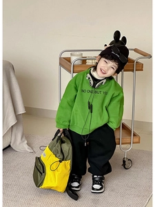 Vue détaillée du sac à dos enfant vert élégant avec des panneaux contrastés jaunes