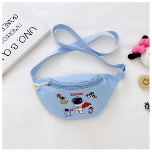 Detailaufnahme der blauen Kinder-Gürteltasche mit Astronauten- und Weltraum-Motiven