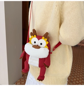 Détail du sac bandoulière en peluche dragon rouge montrant les textures du tissu