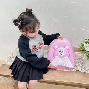 Zainetto rigido rosa per bambini con orsetto e ali glitterate indossato da bambina