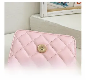 Gros plan du sac pour enfant en cuir matelassé rose avec fermoir magnétique doré et coutures
