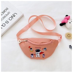Detail der rosa Kinder-Gürteltasche aus Segeltuch mit Astronauten- und Weltraummotiven