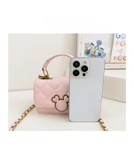 Mini sac matelassé rose placé à côté d'un smartphone pour comparer la taille