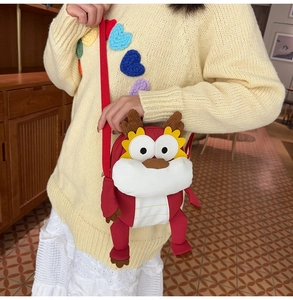 Gros plan du sac bandoulière dragon rouge en peluche avec cornes 3D et texture douce