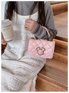 Petit sac à bandoulière rose matelassé pour fille avec boucle en métal en forme de souris