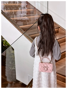 Sac bandoulière rose matelassé pour filles avec fermoir doré en forme de Mickey Mouse