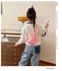 Rosa Kinder-Gürteltasche mit Einhorn-Motiv, getragen als Crossbody-Brusttasche für Mädchen