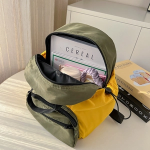 Sac à dos enfant imperméable en nylon olive et jaune avec plusieurs compartiments zippés