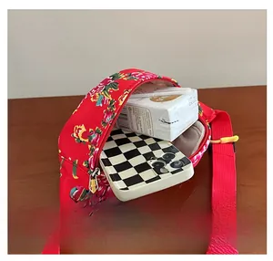 Innenraum der Kinder-Gürteltasche mit Blumenmuster bietet Platz für Handy und Kleinkram