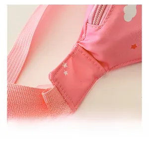 Detail der rosa Cartoon-Umhängetasche mit präzisen Nähten und wasserfestem Stoff
