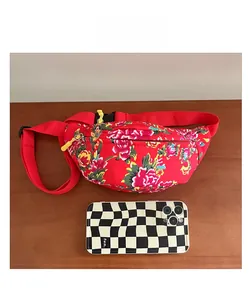 Detailansicht der roten Kinder-Gürteltasche mit Pfingstrosenmuster und Reißverschluss