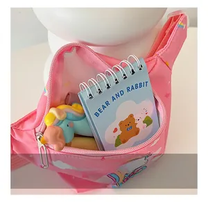 Rosa Einhorn-Gürteltasche für Kinder zeigt das Innenfach für Schreibwaren und Spielzeug