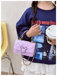Détail du mini sac bandoulière matelassé violet avec fermoir métallique vintage