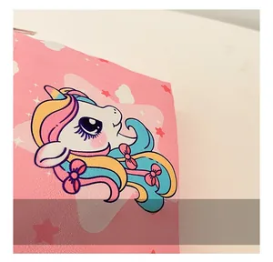 Detailaufnahme der rosa Stofftasche mit buntem Einhorn-Cartoon und Sternenmuster