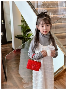 Détail d'un mini sac matelassé rouge pour fille avec poignée dorée et motif de souris mignon