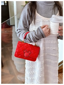 Détail du petit sac rouge matelassé pour fille avec fermoir métallique en forme de souris