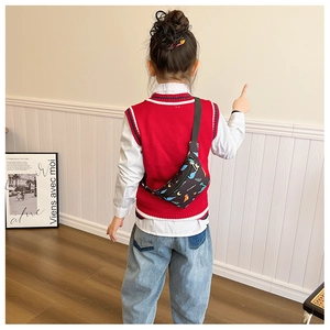 Verstellbare Kinder Bauchtasche mit bunten Dinosaurier Motiven getragen am Modell