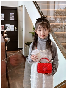 Détail du sac à main rouge en similicuir matelassé avec boucle tête de souris pour filles