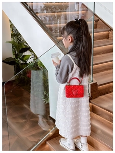 Détail du petit sac enfant en cuir rouge surpiqué avec des oreilles mignonnes