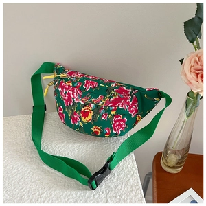 Detail der grünen Kinder-Brusttasche mit Blumenmuster und verstellbarer Schnalle