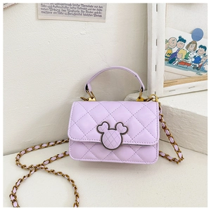 Détail du mini sac bandoulière matelassé lilas avec chaîne dorée et fermoir tête de souris