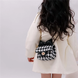Kids' houndstooth crossbody bag with black leather bow and gold chain strap detail