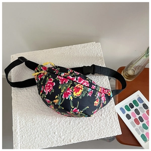 Nahaufnahme der Kinder-Gürteltasche mit Blumenmuster und gelbem Reißverschluss-Detail