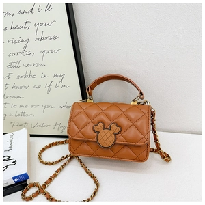 Détail du mini sac matelassé marron caramel avec fermoir Mickey doré et bandoulière chaîne