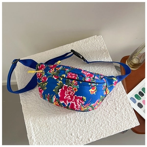 Detailansicht der ethnischen blauen Gürteltasche mit Blumenmuster und verstellbarem Gurt