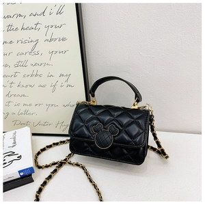 Détails du mini sac noir matelassé avec bandoulière chaîne dorée et fermoir souris en métal