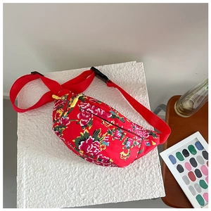Detailansicht der Kinder-Bauchtasche im Ethno-Stil mit bunten Päonien und gelbem Zipper