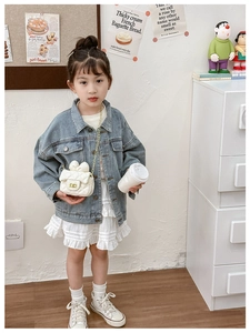 Little girl wearing white quilted crossbody bag with bow detail and gold chain strap
