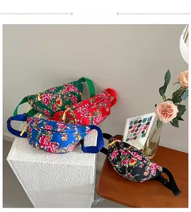 Detailansicht der ethnischen Kinder-Bauchtaschen mit Pfingstrosenmustern in vier Farben