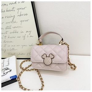 Détail du sac bandoulière rose matelassé pour fille avec boucle souris et bandoulière chaîne