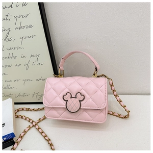 Détail du mini sac matelassé rose avec boucle Mickey dorée et bandoulière en chaîne métal