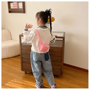 Rosafarbene Kinder-Brusttasche mit Meerjungfrau-Motiv getragen von einem Kindermodel