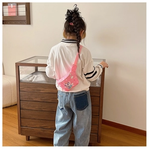 Detail der rosa Einhorn-Kindertasche mit verstellbarem Gurt am Rücken eines Models