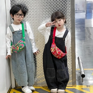 Ethno-Blumen Bauchtasche für Kinder mit stylischer Latzhose in Hellblau und Anthrazit