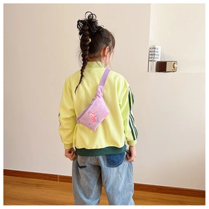 Detailansicht einer violetten Kinder-Gürteltasche aus Canvas mit Meerjungfrau-Motiv