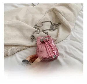 Détail du sac seau rose à paillettes pour enfants avec cordon et bandoulière chaîne