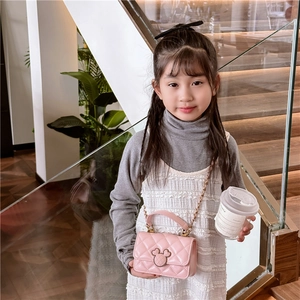 Petit sac bandoulière matelassé rose avec boucle Mickey Mouse et bandoulière chaîne