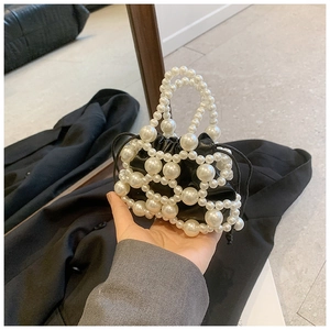 Dettaglio della mini borsa a secchiello in perle con sacchetto interno nero