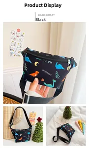 Detail der schwarzen Segeltuch-Brusttasche mit Dinosaurier-Print und Gurt
