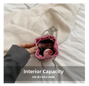 Vue détaillée du sac seau à paillettes roses montrant l'espace pour cosmétiques