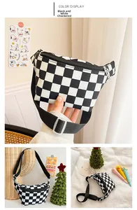 Detail der schwarz-weiß karierten Gürteltasche mit verstellbarem Riemen und Reißverschluss