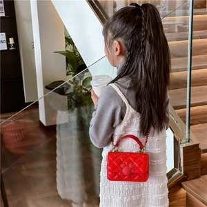 Mini sac bandoulière rouge matelassé pour filles avec fermoir dessin animé et chaîne