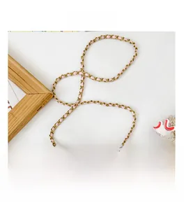 Détail de la texture cuir matelassé rose et de la bandoulière chaîne dorée de ce sac